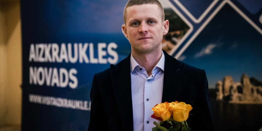 Dāvis Kalniņš atsakās no deputāta mandāta amatu nesavienojamības dēļ.