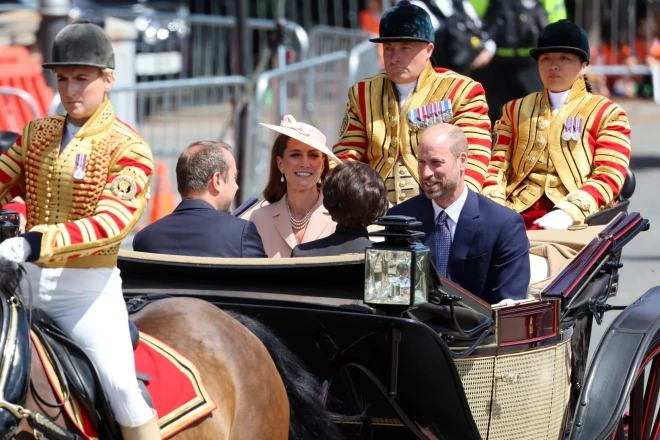 Принцесса Кэтрин и принц Уильям в карете Ascot Landau направляются к Виндзорскому замку во время торжественного шествия 8 июля 2025 года в Виндзоре.