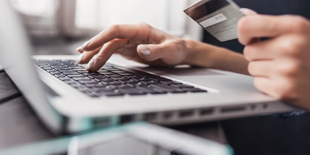 Interneta veikals turpina pieņemt pasūtījumus, neskatoties uz apturētu darbību.