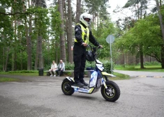 FOTO; VIDEO: Dziesmu un deju svētkos policistus varēs manīt uz iepriekš neredzētiem, Latvijā ražotiem braucamajiem 