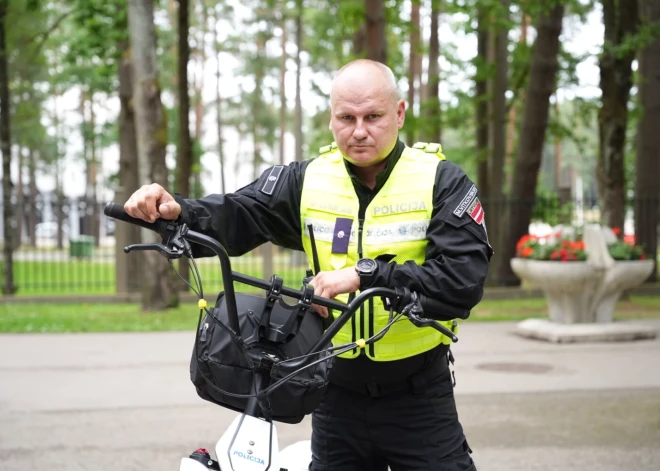 Lai operatīvi piekļūtu vietām, kur nav iespējams piebraukt ar dienesta automašīnu, Valsts policija Skolu jaunatnes dziesmu un deju svētku laikā sabiedrisko kārtību uzraudzīs, izmantojot divus Latvijā ražotus elektroskrejriteņus.