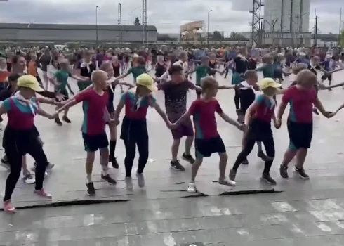 Mēģinājumu laikā Daugavas stadionā sāk atdalīties laukuma segums. 