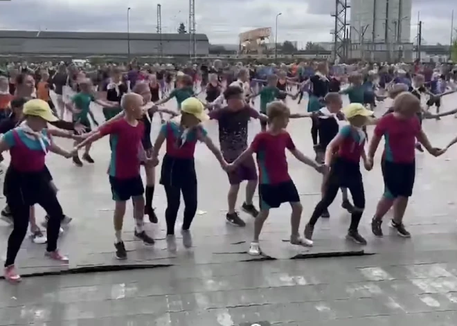 Mēģinājuma laikā Daugavas stadionā sāk atdalīties laukuma segums