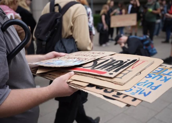 Otrdien, 4. jūlijā, pie Augstākās tiesas, Elizabetes ielā 61, norisinājās protesta akcija "Par aktīvistu brīvību".
