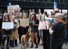 FOTO, VIDEO: ar aizlīmētām mutēm pie Augstākās tiesas protestē pret aktīvistu brīvības ierobežošanu