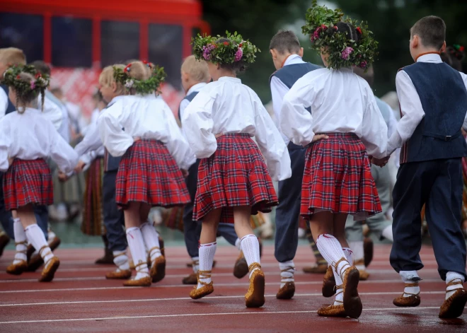 Rīkotāji pielabo Daugavas stadiona segumu, kas radījis bažas par dalībnieku drošību skolēnu deju svētku mēģinājumos