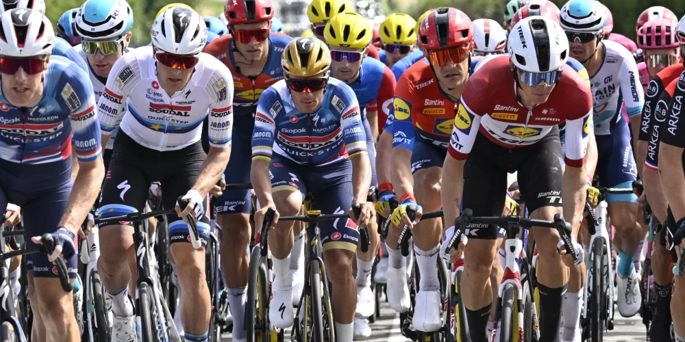 Latvijas riteņbraucēji Krists Neilands un Toms Skujiņš otrdien prestižā daudzdienu velobrauciena "Tour de France" ceturtajā posmā finišēja attiecīgi 64. un 101.vietā. 
