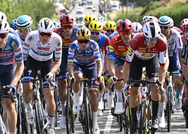 Neilands un Skujiņš ārpus pirmā sešdesmitnieka "Tour de France" posmā; uzvaru izcīna Pogačars