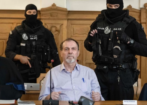 Tiesas priekšā stājies pensionārs Jurajs Čintula, kurš pagājušajā gadā sašāva Slovākijas premjerministru Robertu Fico.