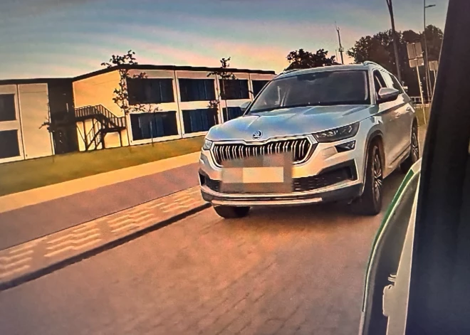 4-летняя девочка в Адажи открыла дверь полиции - сильно пьяный отец уехал на машине, оставив ее с 2-летней сестрой