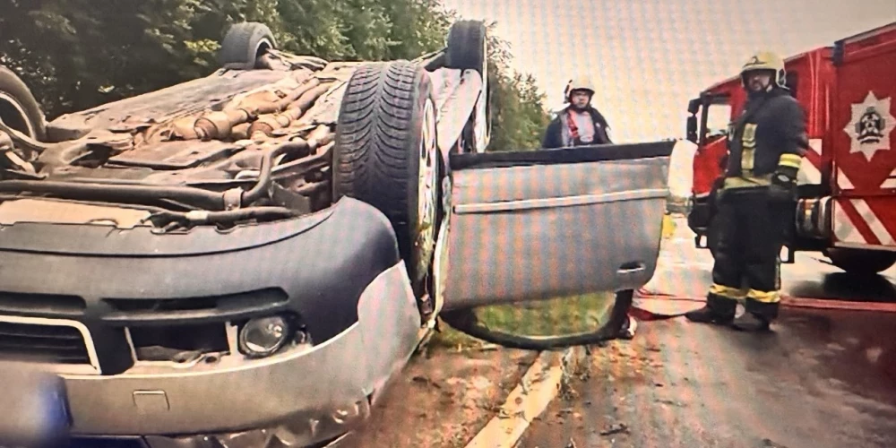 После столкновения в Иманте перевернулся автомобиль.