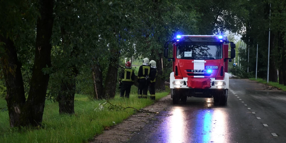 Otrdienas vēlā vakarā ugunsgrēka dēļ Valmierā no ēkas evakuējās 45 cilvēki.