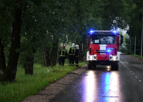 Otrdienas vēlā vakarā ugunsgrēka dēļ Valmierā no ēkas evakuējās 45 cilvēki.