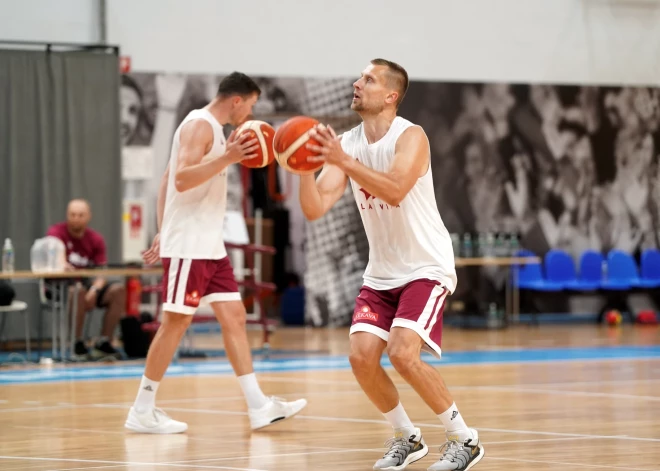 Basketbolists Mārtiņš Laksa priecīgs par iespēju trenēties ar izlasi un komentē māsas sniegumu WNBA