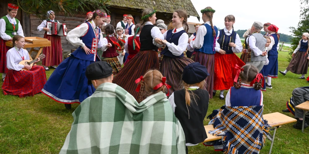 Folkloras kopu programma "Dindaru, dandaru, radu novadu rakstus".