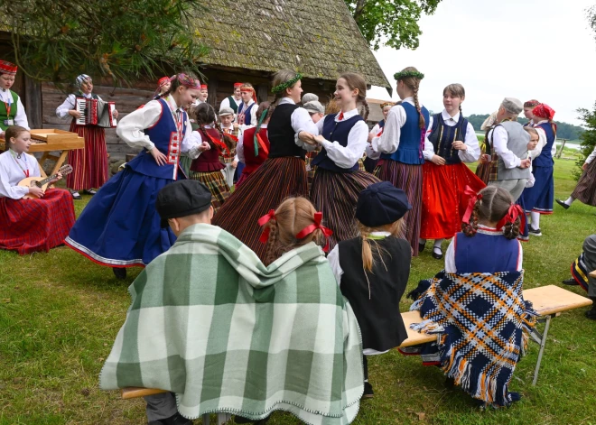 Jau šodien – folkloras konkursu laureātu koncerts "Bij' manā pūriņā" un bagātīga folkloras programma Vērmanes dārzā
