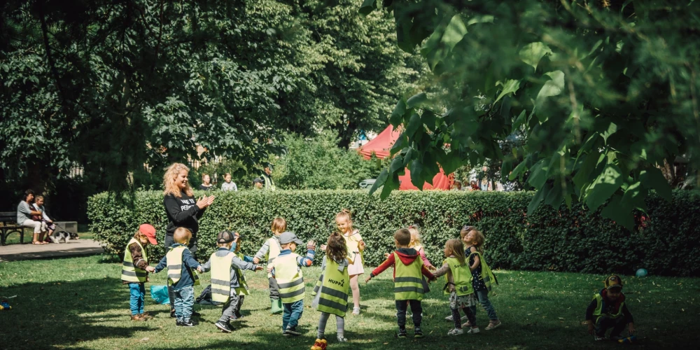 Nereti rodas jautājums, vai un cik lielā mērā vecāku emocijas un uztraukums ietekmē bērnu adaptāciju? Atbilde ir: jā, var ietekmēt. Tomēr vienlaikus ir jāatceras, ka uztraukums ir normāls, tas nav jānoliedz vai jānosoda.