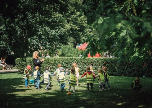 Nereti rodas jautājums, vai un cik lielā mērā vecāku emocijas un uztraukums ietekmē bērnu adaptāciju? Atbilde ir: jā, var ietekmēt. Tomēr vienlaikus ir jāatceras, ka uztraukums ir normāls, tas nav jānoliedz vai jānosoda.