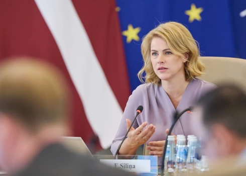 Premjere Evika Siliņa aicina valsts pārvaldi atteikties no naudas balvām.