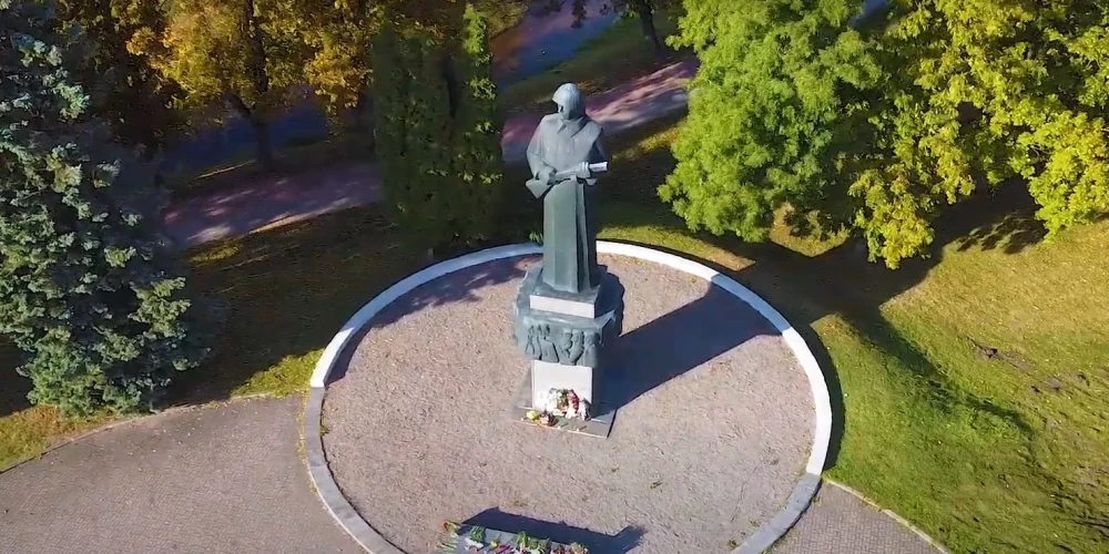 На месте демонтированного памятника "Освободителям Резекне" были возложены три букета цветов.