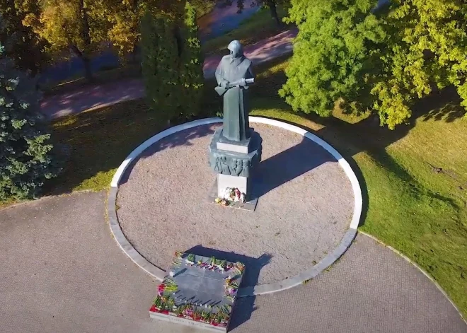 В Резекне на месте снесенного советского памятника обнаружили цветы - полиция начала расследование