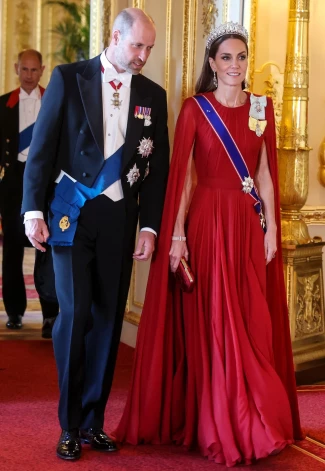 Для особого вечера Кейт выбрала изысканные серьги Greville Chandelier из ювелирной коллекции покойной королевы Елизаветы II, а также надела знаменитую тиару Cambridge Lover’s Knot, ранее принадлежавшую принцессе Диане.