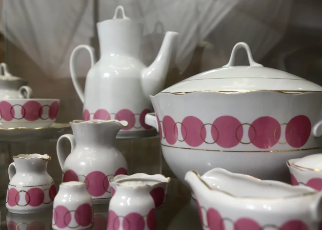 Rīgas porcelāna rūpnīcas padomju laikā ražotās servīzes (Rīgas Porcelāna muzeja kolekcija).