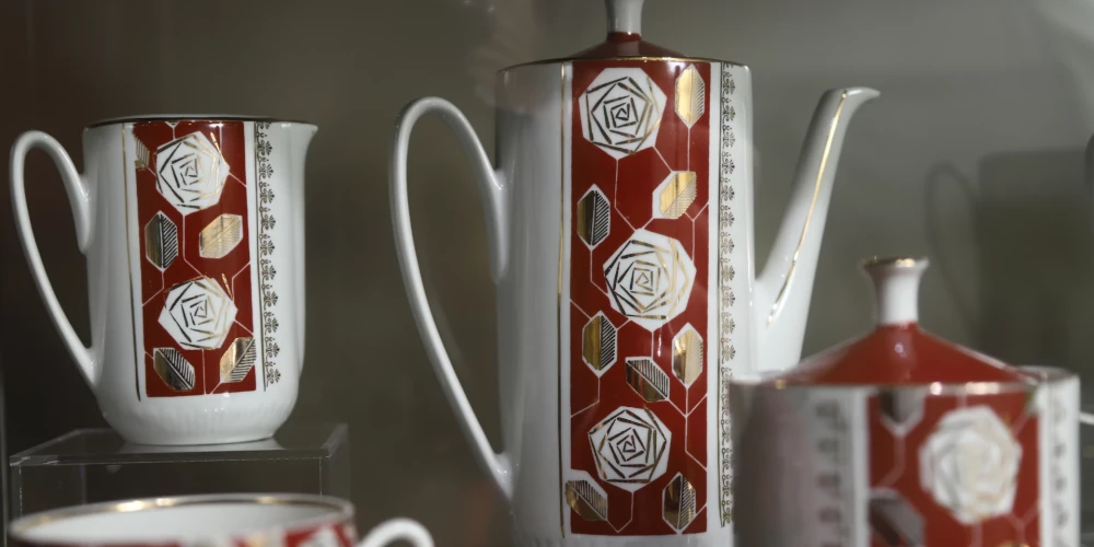 Jau vairākus gadus Latvijā īpašā cieņā ir Rīgas porcelāna fabrikā ražotās kafijas servīzes, kuru vērtība no pārdesmit eiro var sasniegt vairākus simtus.  