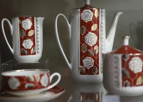 Jau vairākus gadus Latvijā īpašā cieņā ir Rīgas porcelāna fabrikā ražotās kafijas servīzes, kuru vērtība no pārdesmit eiro var sasniegt vairākus simtus.  