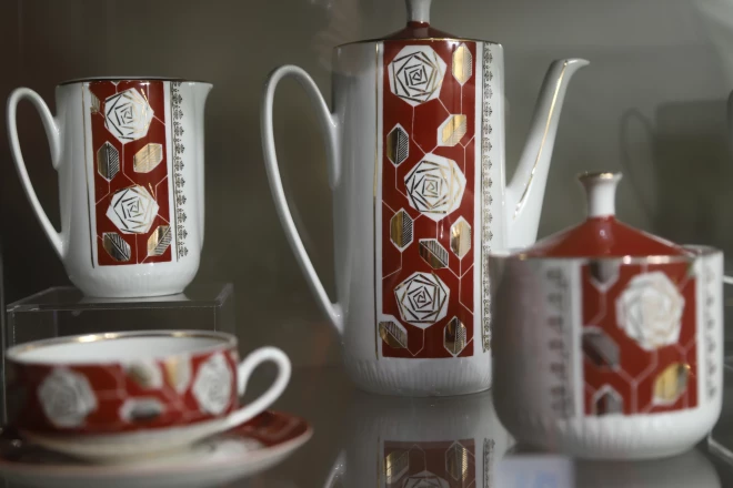 Jau vairākus gadus Latvijā īpašā cieņā ir Rīgas porcelāna fabrikā ražotās kafijas servīzes, kuru vērtība no pārdesmit eiro var sasniegt vairākus simtus.