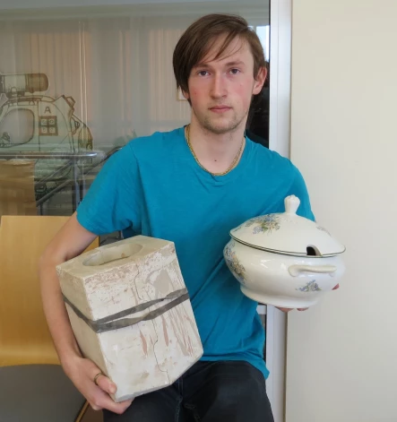 Porcelāna kolekcionārs Teo Ralfs Jākobsons saka: “Agrāk cilvēkiem Rīgas porcelāns bija kaut kas tāds ļoti ikdienišķs, viņi nesaprata, ka tas ir kaut kas interesants.”