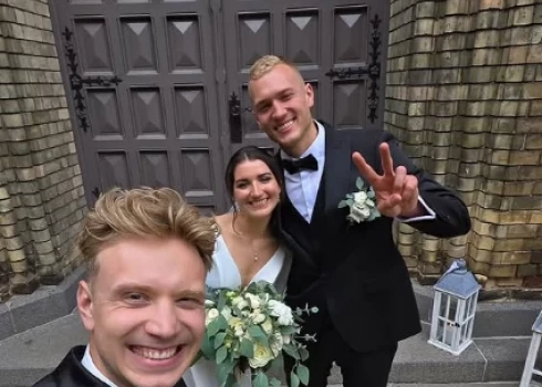 Pāra kāzas vadīja radio balss Lauris Zalāns.