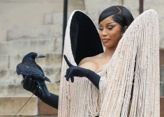 Repere Cardi B uz modes skati Parīzē ierodas ar dzīvu kraukli uz rokas
