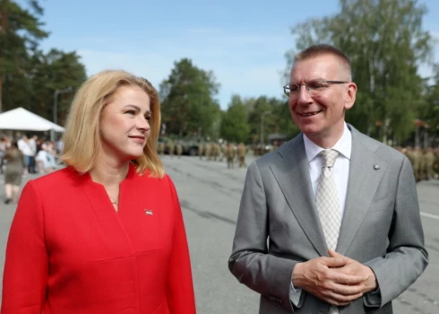 Valsts prezidents Edgars Rinkēvičs un Ministru prezidente Evika Siliņa (JV). 