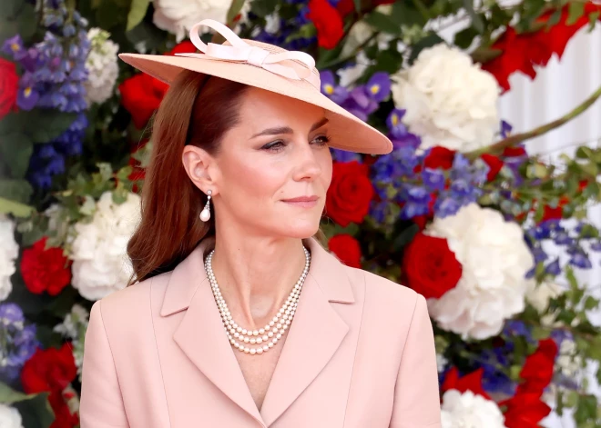 Princese Ketrīna pirmo reizi uzvelk "Dior" tērpu. Lūk, kāpēc!