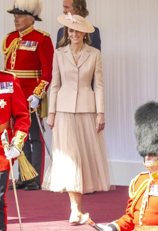 Princese Ketrīna savu koptēlu bija papildinājusi ar zīmola “Jess Collett” cepuri, princesei Diānai piederējušiem auskariem un trīs rindu pērļu kaklarotu no karalienes Elizabetes II kolekcijas.