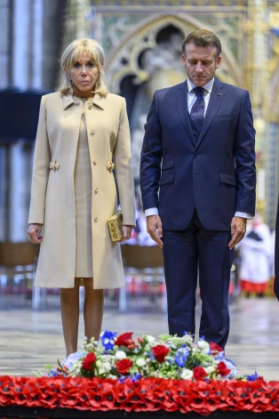 Francijas prezidents Emanuels Makrons ar kundzi Brižitu noliek ziedus Vestminsteras abatijā Londonā.