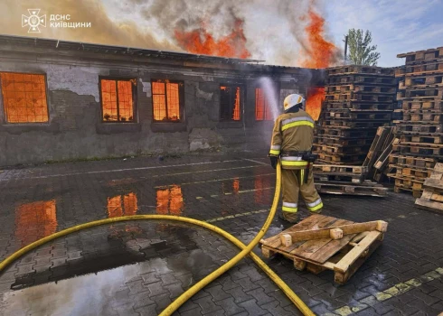Пожар после попадания в дом.