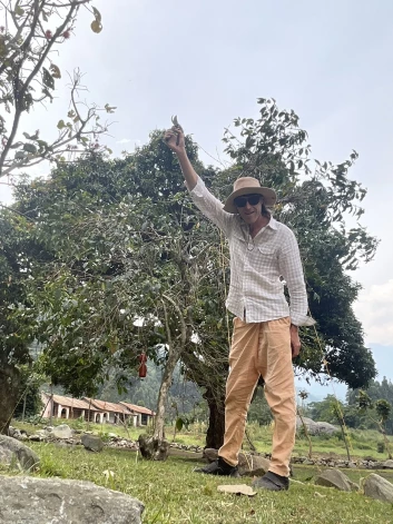 Toms Čeže Ugandā Austrumāfrikā kopā ar vietējiem zemniekiem attīsta kafijas audzēšanu un grauzdēšanu. Attēlā – Toms pie kafijkokiem. (Toma Čeže arhīvs)