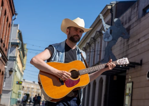 “Man ļoti tuva ir kantri mūzika, jo kantri dvēsele ir brīvība un mīlestība,” saka gruzīnu mūziķis Šota Adamašvili. Šo sajūtu viņš rod arī Latvijā un it īpaši Liepājā.