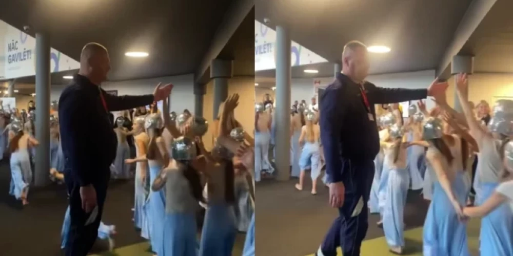 В опубликованном видео видно, как один из полицейских с улыбкой дает «пять» юным танцовщицам. 