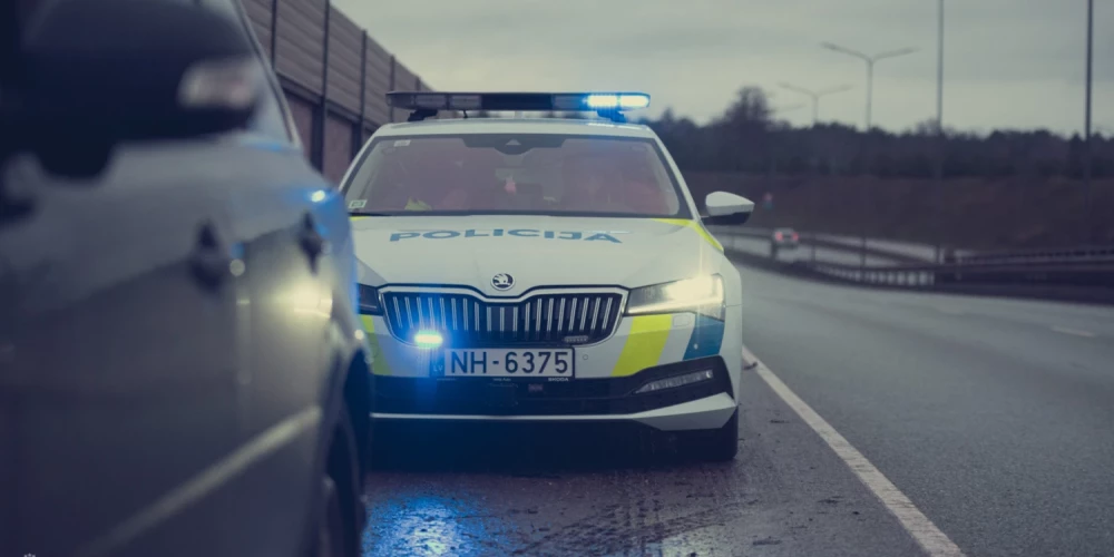Tukuma novadā bēgšanas laikā no policijas avarējis automašīnas vadītājs.