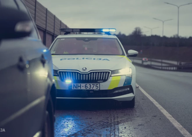 Tukuma pusē "Volvo" vadītājs, braucot ar 151 km/h ātrumu, uzsāk bēgšanu no policijas un avarē