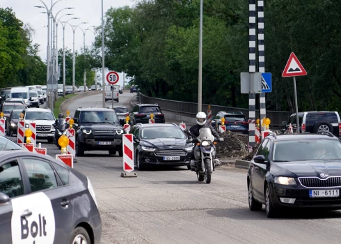 Informācija par transportlīdzekļa īpašnieku, turētāju vai valdītāju šī personas datu apstrādes procesa ietvaros trešajai personai, tas ir CSDD sadarbības partnerim, netiks nodota.