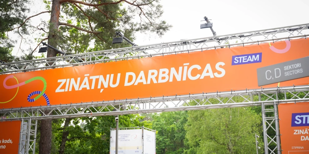 XIII Latvijas Skolu jaunatnes dziesmu un deju svētku ietvaros 9. jūlijā Mežaparkā ar izglītības un zinātnes ministres Daces Melbārdes līdzdalību atklātas STEAM (zinātne, tehnoloģijas, inženierzinātnes, māksla un matemātika) zinātņu darbnīcas. 