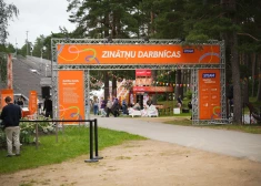 FOTO: Mežaparkā atklātas skolēnu Dziesmu un deju svētkiem veltītas STEAM zinātņu darbnīcas