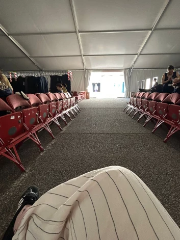 Līga Keino pieskata bērnu mantas.