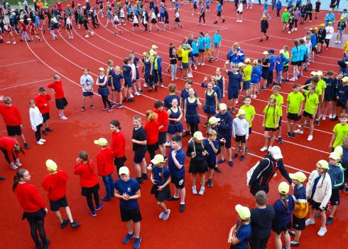 Tautas deju dejotāji mēģina Daugavas stadionā. 