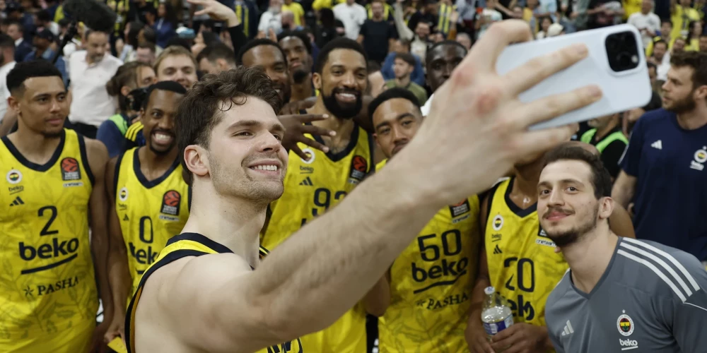 Tariks Biberovičs (ar telefonu) kopā ar "Fenerbahce" komandas biedriem