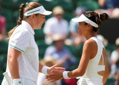 Aļona Ostapenko nonāk divu soļu attālumā no Vimbldonas dubultspēļu titula